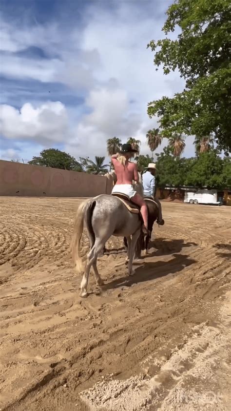 britney spears topless horseback riding|Britney Spears goes horseback riding TOPLESS in the desert。